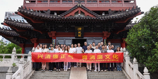 建筑前的火车 AI 生成的内容可能不正确。